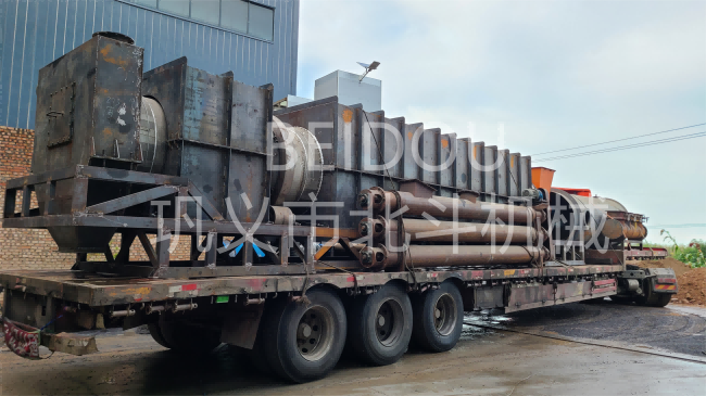 連續式麻桿炭化設備迎著藍天與白云發往安徽地區