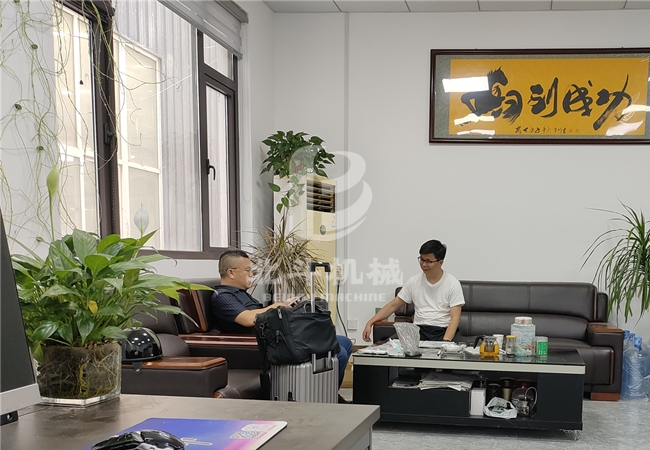 江蘇省客戶來鞏義北斗實(shí)地考察連續(xù)式炭化設(shè)備