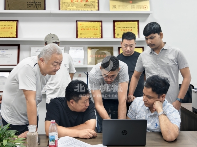 歡迎印度客戶來驗(yàn)收炭化設(shè)備